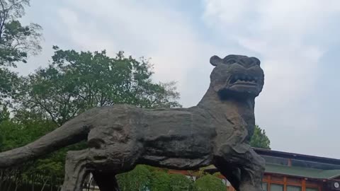 The stone sculpture of a tiger looks really ferocious