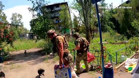 Heavy shelling causes civilians to flee Ukrainian town