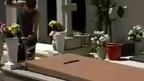 Limpeza sinistra de tumba no cemitério