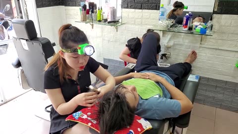 It's great to be taken care of by very beautiful girls, Vietnam barbershop
