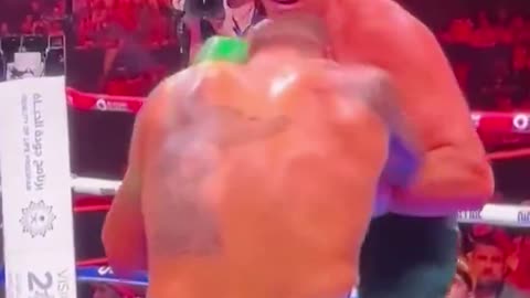 The shot that busted up Tyson Fury’s nose💥