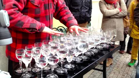 Street artist playing Hallelujah with crystal glasses