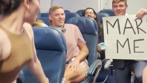 Soldier changes on flight and proposes ❤️