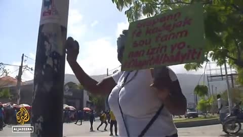 Haiti 🇭🇹 workers protest low wages that Hillary Clinton Instituted