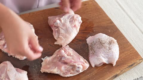 I learned this trick in a restaurant! A very tasty and quick chicken thigh recipe!
