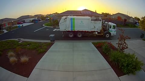 Garbage_Truck_Uses_Robot_To_Dump_Garbage_Bin_Inside_Its_Dumpster_-THIS is beautiful truck