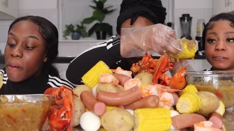 SEAFOOD BOIL MUKBANG DRENCHED VS. DIPPED! (LOBSTER TAIL, MEGA PRAWNS...) The queens family