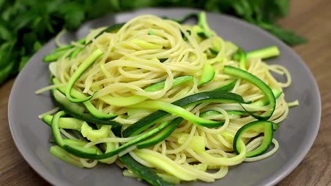 Spaghetti with garlic and zucchini. A simple and delicious dinner in 10 minutes!