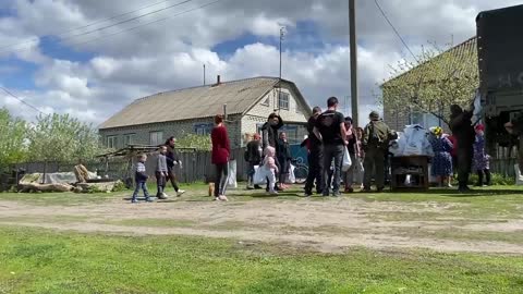 🇷🇺Servicemen of the Russian Armed Forces have distributed about two tonnes of food and essential goods in liberated village of the Lugansk People's Republic