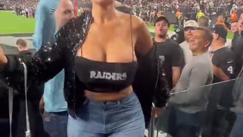 OnlyFans model kicked out of Raiders stadium for flashing her