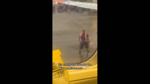 Airport employee wows passengers with epic dance moves during delay