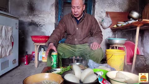 Spicy stewed bean noodles, rural white steamed buns with Chinese cabbage