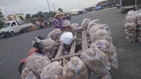 Woman carries 1000kgs on motobike . SO GREAT.