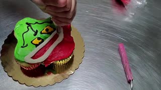 Grinch mini cupcake cake