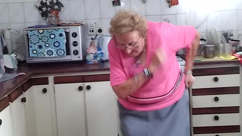 abuela baila cumbia y se torna viral!!!