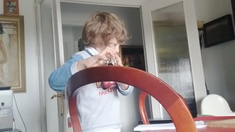 Jaime tocando la flauta