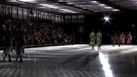 Gucci sees double, throws twin-themed show in Milan