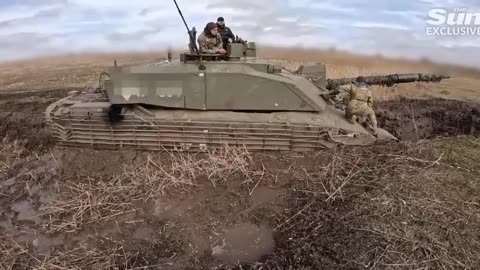 In the Russian-Ukrainian front, the Challenger tank sinks in the mud