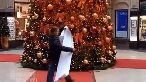 Climate protesters attack Christmas Tree 🎄