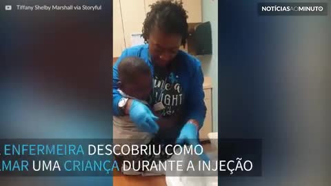 Enfermeira acalma criança durante injeção... dando-lhe 5 dólares!