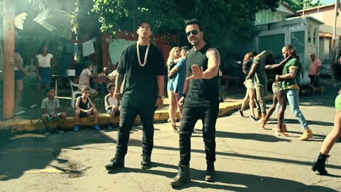 Despacito - Luis Fonsi ft. Daddy Yankee (Official Music Video)