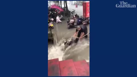 China_ moment woman rescued from dangerous floodwaters in Zhengzhou