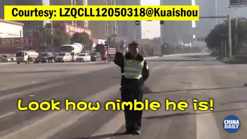You wont believe what this police do when the traffic lights broke down!