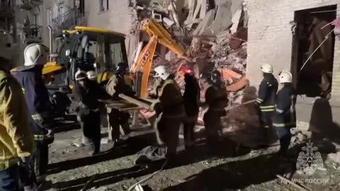 EMERCOM staff work through the night to clear Lugansk building rubble