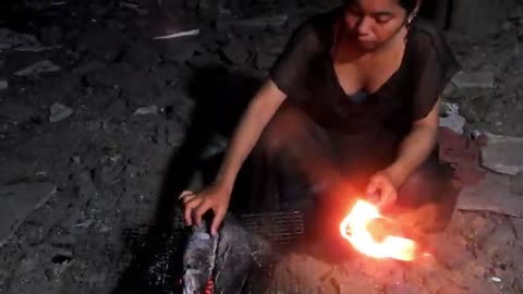 Soriya wild girl fishing and cooking fish at night, Eating delicious fish