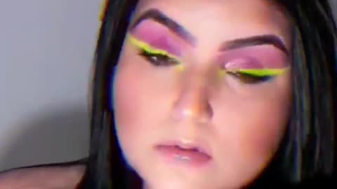 Makeup delineado amarelo