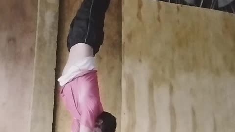 doing handstand the first time🙏🔥🤸 #streetworkout #calisthenics #handstand