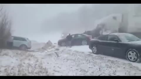 The scene of the scene of a series of car crashes in the snowy days of Pennsylvania, USA