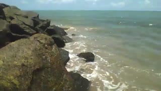 Filmando as ondas do mar acertando as pedras perto da praia [Nature & Animals]