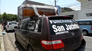 Guayaquil reparte ataúdes de cartón por la crisis de los cadáveres