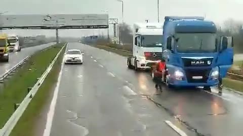 Ukrainians blocked the entry to Ukraine for Polish cars.