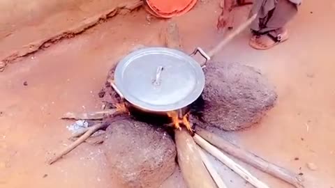 See how 4yrs child cooking yam for her sick mum 🤢😔