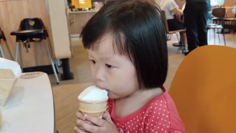 Dad teases 3-year-old daughter by not letting her eats ice cream cone