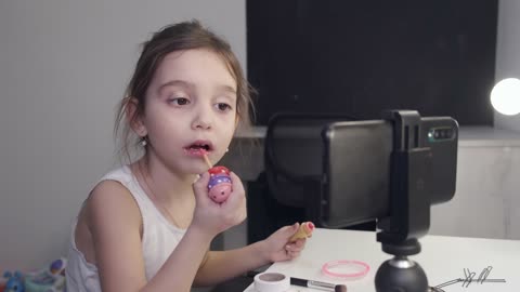 FUNNY VIDEO OF A LITTLE GIRL APPLYING LPISTICK