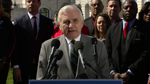 Sen. Reed announces proposed bill that would ban unruly passengers from all flights