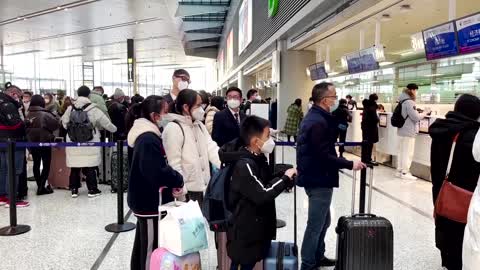 Chinese migrants dismiss COVID concern amid travel
