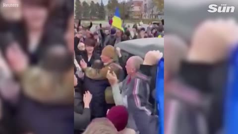 Ukrainian troops greeted with joy in Kherson city centre