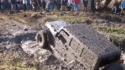 Watch this Jeep Rubicon Attempt to climb out of a massive Mudd pit! 😯