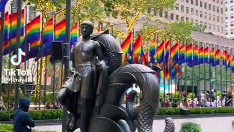 al Rockefeller Center di New York sventolano le bandiere arcobaleno perchè giugno è il mese dei Pride LGBTQ per i froci e i massoni. L'AGENDA DEMOCRATICA PRO-FROCI,TRANS,ZOOFILI E PEDOFILI DELLE ELITES SATASIONISTE MASSONICHE PAGANE