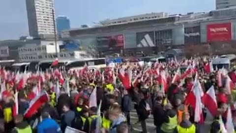 Granjeros polacos protestan con un tanque Abrams de heno