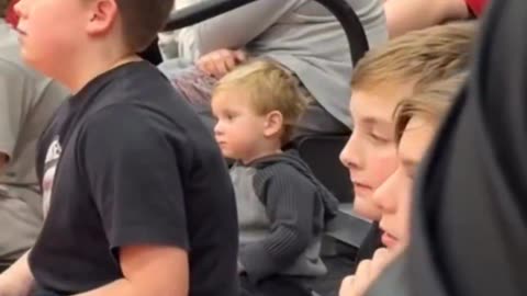 The smallest basketball fan😍🤩