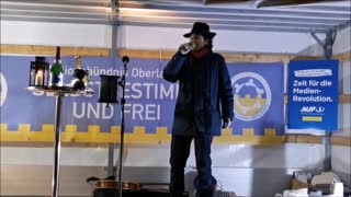ALEXANDER TUSCHINSKI - BAUTZEN, Kornmarkt, 02 01 2023, 100. MAHNWACHE - Filmregisseur aus Stuttgart