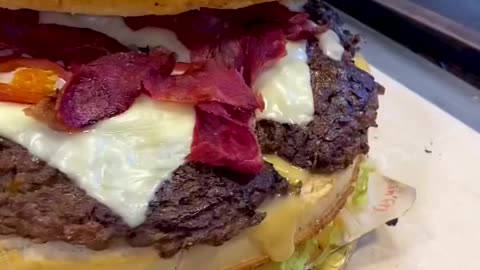 BIGGEST BEEF BURGER IN PAKISTAN 🇵🇰 #pakistan #foodie #streetfood #beefburger #fastfood