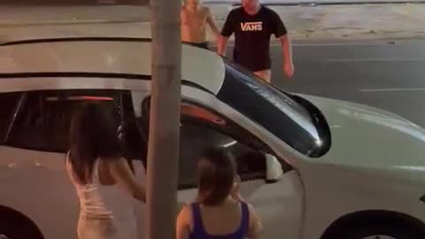 Homem agride e arrasta mulher pelos cabelos na avenida