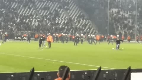 Fanáticos se enfrentan con la policía durante un partido de fútbol