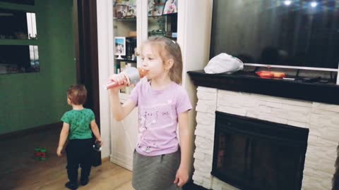Child sings funny
